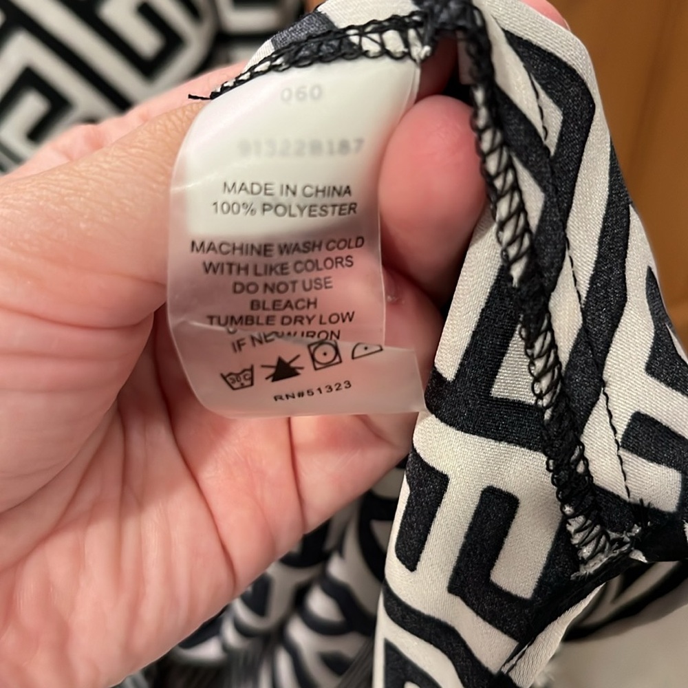 Vince Camuto White and Black Silk Like Blouse NWT - Picture 5 of 5